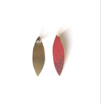 Image 2 of Boucles d’oreilles en laiton peint en forme de grande feuille 