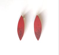 Image 1 of Boucles d’oreilles en laiton peint en forme de grande feuille 