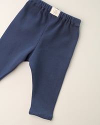 Image 2 of Legging Alma · Bleu nuit côtelé · Coton biologique