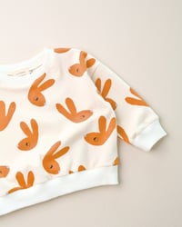 Image 2 of T-shirt Orso · Lapins sur fond écru · Coton biologique