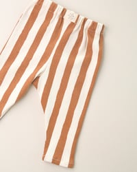 Image 2 of Legging Alma · Caramel rayé côtelé · Coton biologique