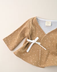 Image 4 of Cache-coeur Isadora · Caramel à pois côtelé · Coton biologique