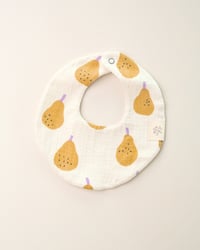 Image 3 of Bavoir rond poires · Double gaze ocre · Coton biologique