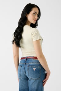 Image 3 of CAMISETA TRIÁNGULO ROSAS GUESS