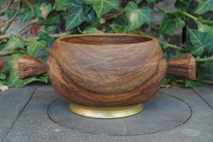 Image of large walnut quaich - grande tasse à whisky en noyer