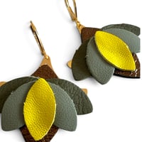Image 3 of Boucles d'oreilles dormeuses, modèle AURORE, Kaki 