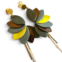 Image 1 of Boucles d'oreilles pendantes, modèle SALOMÉ, Kaki