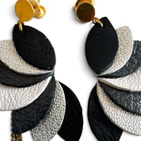 Image 2 of Boucles d'oreilles pendantes, modèle SALOMÉ, Noir