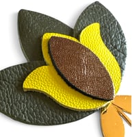 Image 3 of Broche Florale , modèle LOU,  Kaki