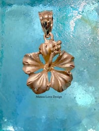 14k solid gold diamond cut hibiscus pendant 