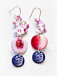 Image 1 of ‘rosy white peach’ – wild fruits gold earring dangles
