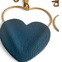 Image 3 of Boucles d'oreilles pendantes, modèle GRAND LOVE , Bleu jean