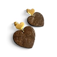 Image 1 of Boucles d'oreilles puces, modèle LOVE , Chocolat métallisé