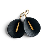 Image 1 of Boucles d'oreilles florales pendantes, modèle ARUM, Noir