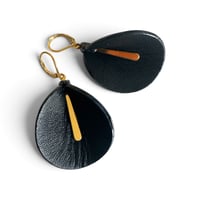 Image 2 of Boucles d'oreilles florales pendantes, modèle ARUM, Noir