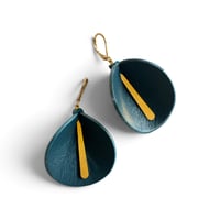 Image 1 of Boucles d'oreilles florales pendantes, modèle ARUM, Bleu canard