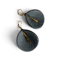 Boucles d'oreilles florales pendantes, modèle ARUM, Gris souris