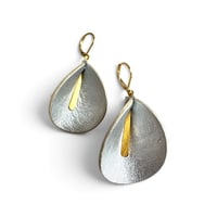 Image 1 of Boucles d'oreilles florales pendantes, modèle ARUM, Argent