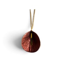 Image 2 of Collier sautoir floral , modèle ARUM, Bordeaux metallisé