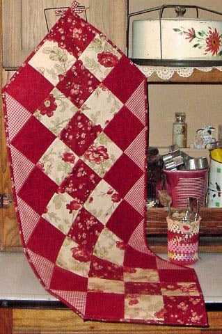 Image of Fat Quarter Table Runner - Pattern Q110 PAPER pattern