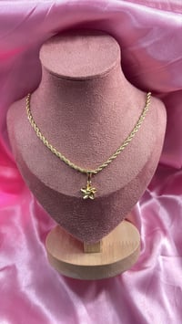 Hibiscus necklace small