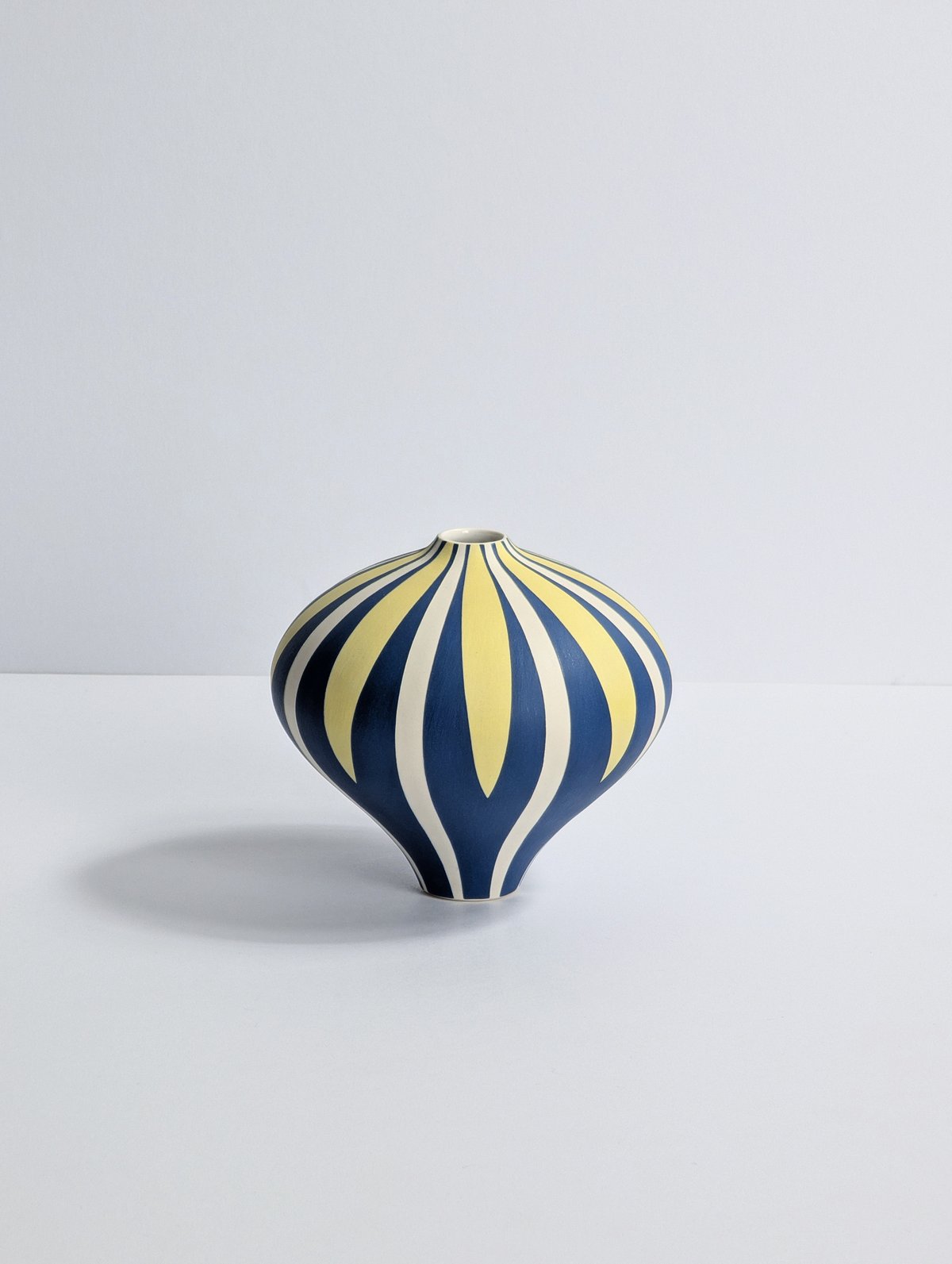 Image of Midi Blue, Yellow & White Daisy-Stripe Vessel