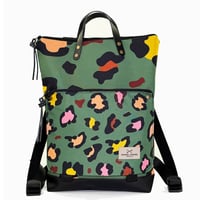 Image 1 of MOCHILA BOOK HOLDER ICONIC IMPERMEABLE DZ GRAPHIC EDITION (animal print verde militar)