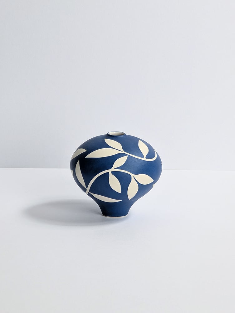 Image of Midi Blue & White Leaf Vessel