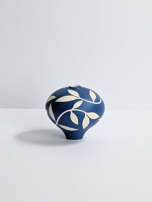 Image of Midi Blue & White Leaf Vessel