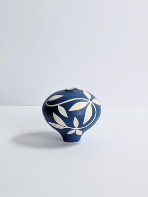 Image of Midi Blue & White Leaf Vessel