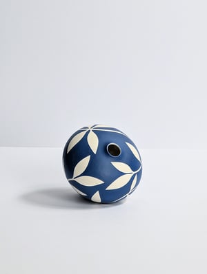 Image of Midi Blue & White Leaf Vessel