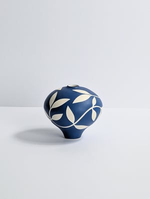 Image of Midi Blue & White Leaf Vessel