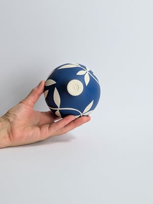 Image of Midi Blue & White Leaf Vessel