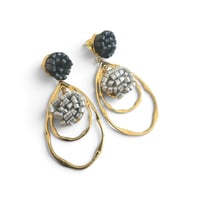 Image 1 of Boucles d'oreilles pendantes, modèle BLOOM, Gris métal