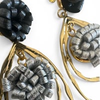 Image 3 of Boucles d'oreilles pendantes, modèle BLOOM, Gris métal