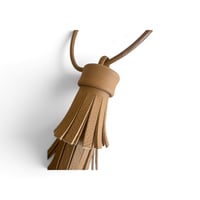 Image 4 of Collier, modèle TASSEL, grand pompon, Camel