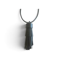 Image 3 of Collier, modèle TASSEL, grand pompon, Noir