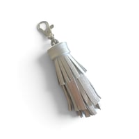 Image 2 of Grigri Accessoire de sac, modèle TASSEL, grand pompon, Argent