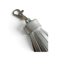 Image 3 of Grigri Accessoire de sac, modèle TASSEL, grand pompon, Argent