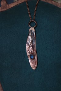 Image 2 of Collana con vera ala di libellula elettroformata in rame con gemma di cianite