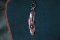 Image 3 of Collana con vera ala di libellula elettroformata in rame con gemma di cianite