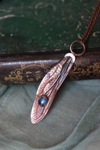 Image 1 of Collana con vera ala di libellula elettroformata in rame con gemma di cianite
