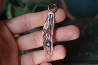 Image 4 of Collana con vera ala di libellula elettroformata in rame con gemma di cianite