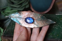 Image 2 of Vera foglia di alloro racchiusa nel rame con patina celeste e labradorite blu