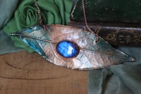 Image 3 of Vera foglia di alloro racchiusa nel rame con patina celeste e labradorite blu