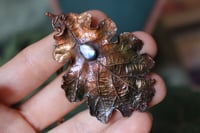Image 2 of Collana con vera foglia di quercia elettroformata in rame, con patina dipinta e labradorite