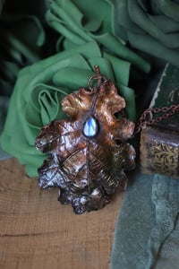 Image 3 of Collana con vera foglia di quercia elettroformata in rame, con patina dipinta e labradorite
