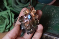Image 1 of Collana con vera foglia di quercia elettroformata in rame, con patina dipinta e labradorite