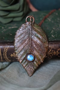 Image 2 of Collana con vera foglia di carpino elettroformata in rame, con patina dipinta verde e labradorite