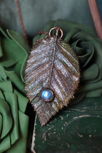 Image 1 of Collana con vera foglia di carpino elettroformata in rame, con patina dipinta verde e labradorite